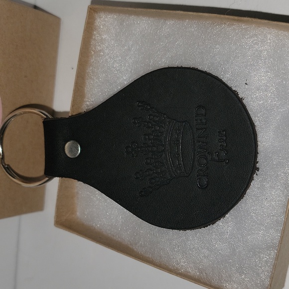 Crowned Free Logo Leather Keychain - Picture 3 of 4